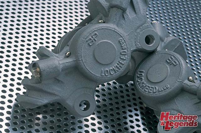画像: 今も定番のAP・CP2696キャリパー(上)もこの頃レースで使われたもの。