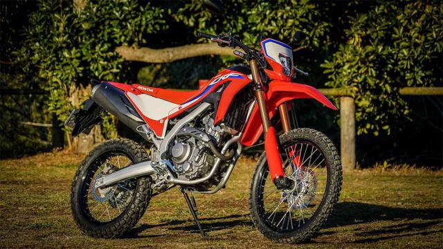 画像3: 新しくなったCRF250シリーズとアフリカツインを並べてみる。