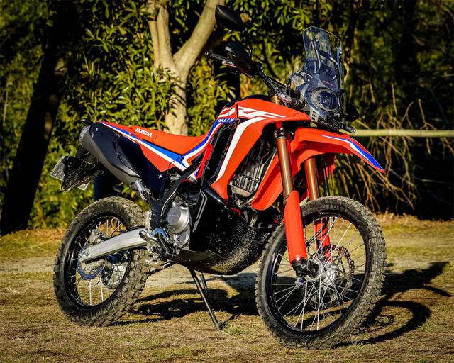 画像2: 新しくなったCRF250シリーズとアフリカツインを並べてみる。