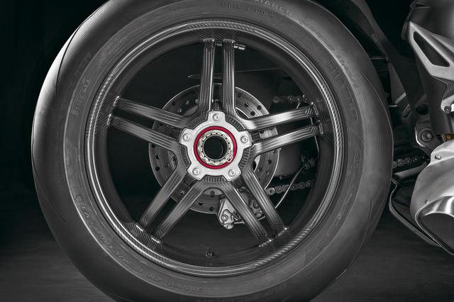 画像: 高強度カーボン製ホイールは5本スプリットスポークでスーパーレッジェーラV4と同じデザイン。ハブはアルミ製の複合構造だ。