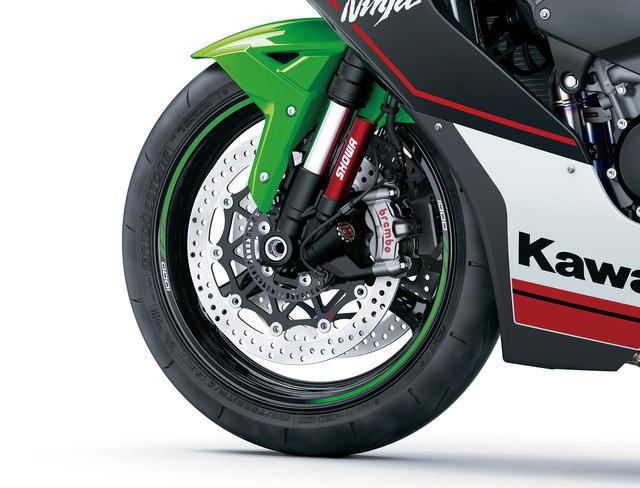 画像: ブレーキはブレンボ製M50キャリパーを採用。ショーワ製バランスフリーフロントフォークはセッティングが変更されている。