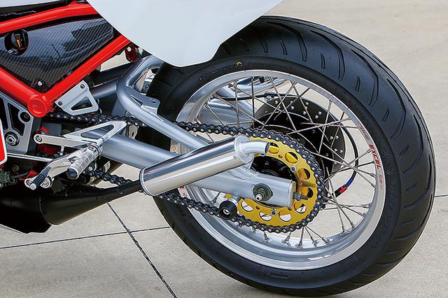 画像: 前後ホイールはTDR250用ハブとEXCELアルミリムにより、17インチのままワイヤスポーク化(幅は3.00/3.50)される。スイングアームもR1-Z純正のままだ。