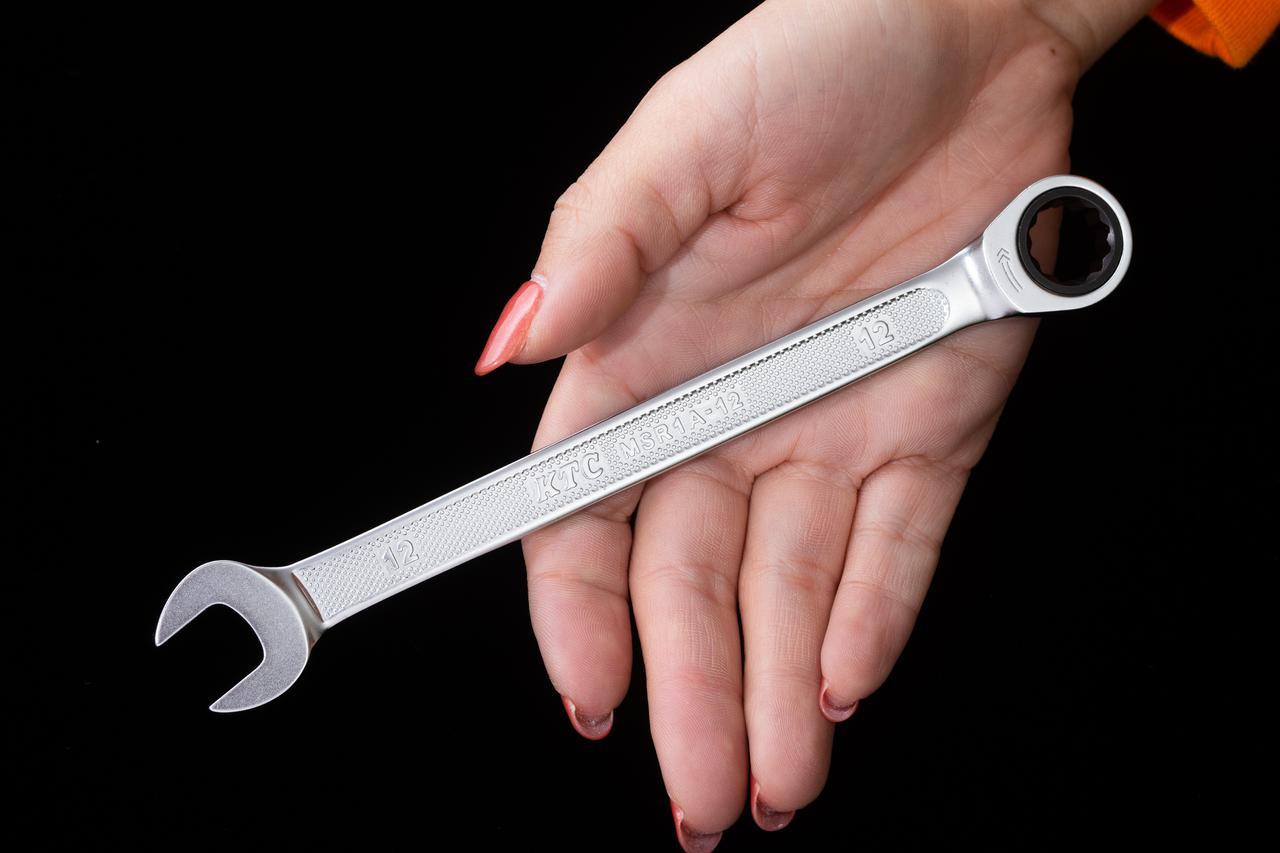 画像: コンビネーションスパナは汎用性の高いストレートタイプ。油分が付着しても滑りにくいように表面加工が施されている。  sk.ktc.jp