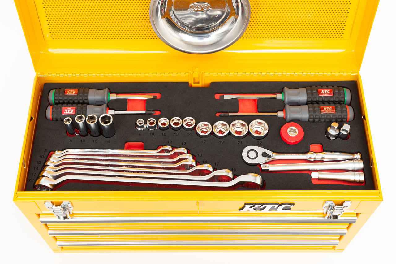 画像: 使用頻度の高いラチェットレンチ、ドライバー、メガネレンチはトップパネルを開くだけでアクセスできる。 sk.ktc.jp