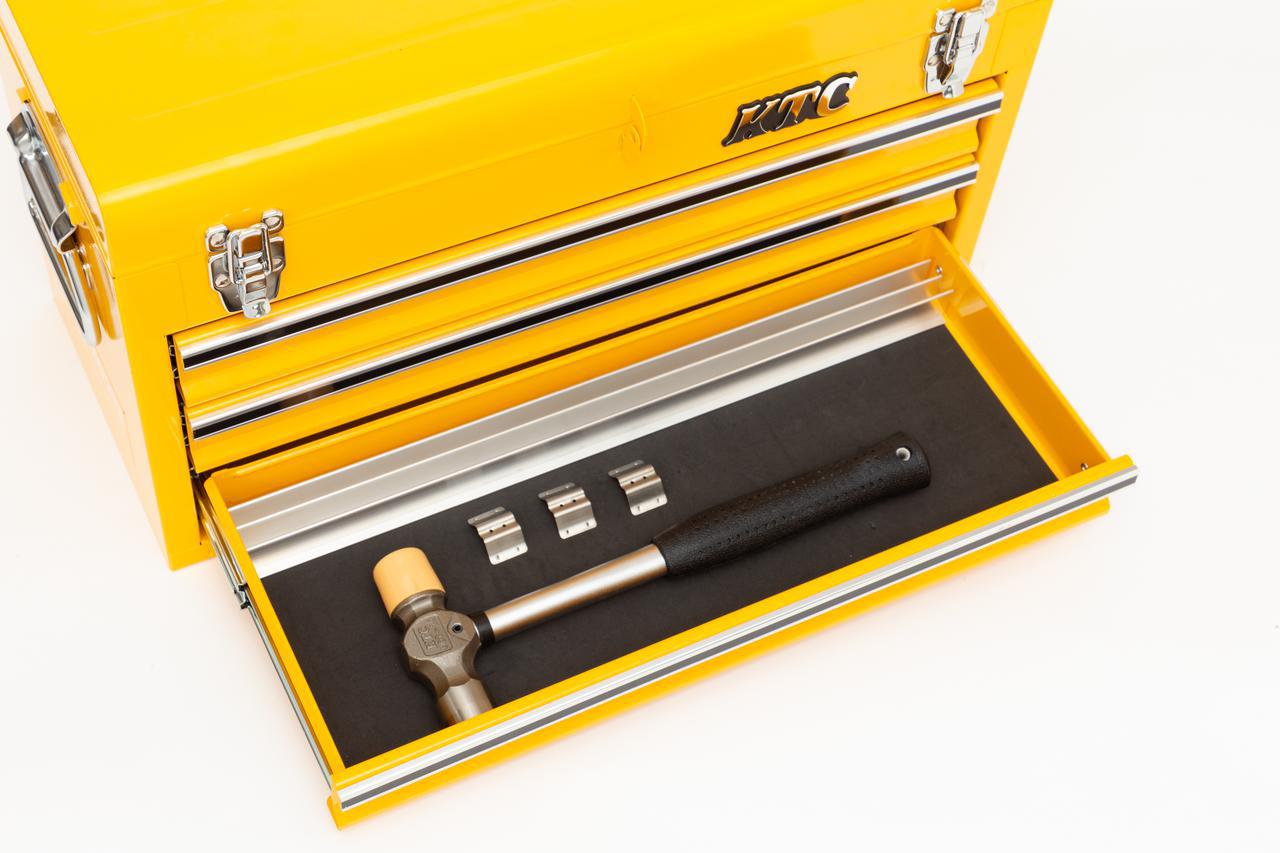 画像: 下段はフリースペース。すべての引き出しにベアリング付きスライドレールを採用してあるから、重い工具を入れてもガタつきなくスムーズに開閉できる。 sk.ktc.jp