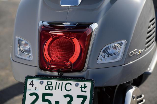 画像: クラシカルなボディラインのリアに埋め込まれている大型のテールランプにもLEDを使用。ウインカーもボディに綺麗に埋め込まれていて、流麗さを際立たせる。