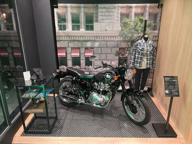 画像: ライフスタイル展示コーナーでは、最新モデルとオリジナルアパレルをコーディネートしてモーターサイクルライフを提案する。