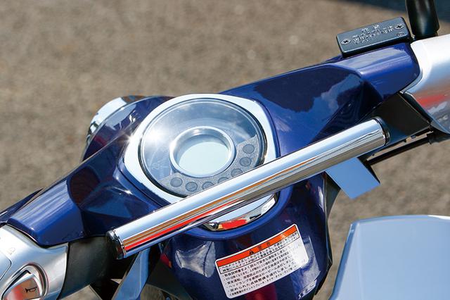 画像: コクピットのライダー側にはねガジェット類を装着できるスチール製のハンドルマウントステー(7000円+税)も装備される。