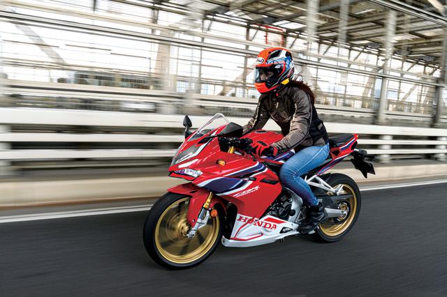 画像: 平均的な技量の女性ライダーにも扱いやすい車格・走行特性なのは、CBR250RRの大きな魅力のひとつと言えるでしょう。