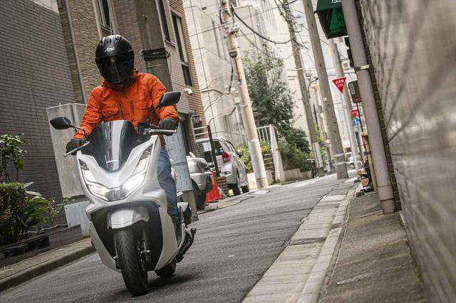 画像: ハンドルの切れ角が大きいから細道も大得意。通勤ライフの後半は、最短ルートの探索ばかりしていました。