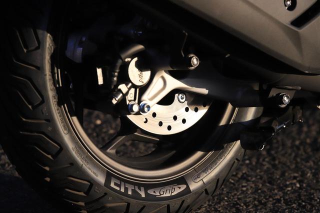 画像2: ホンダ新型「PCX」通勤インプレ! 街乗りを2週間してみて分かった2021年モデルの特徴|燃費・足つき・使い勝手をレビュー