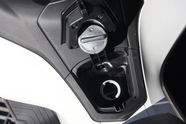 画像15: ホンダ新型「PCX」通勤インプレ! 街乗りを2週間してみて分かった2021年モデルの特徴|燃費・足つき・使い勝手をレビュー