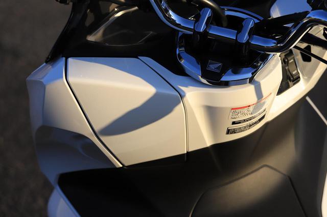 画像10: ホンダ新型「PCX」通勤インプレ! 街乗りを2週間してみて分かった2021年モデルの特徴|燃費・足つき・使い勝手をレビュー