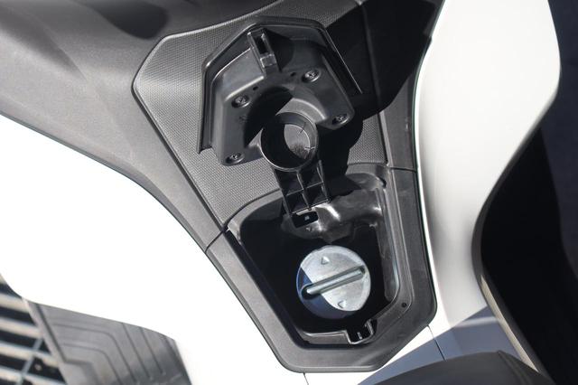 画像14: ホンダ新型「PCX」通勤インプレ! 街乗りを2週間してみて分かった2021年モデルの特徴|燃費・足つき・使い勝手をレビュー