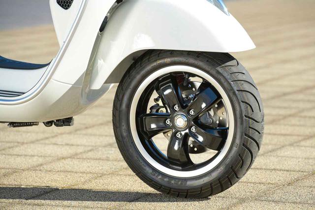 画像: 前後ホイールは12インチ径。スポーティな5本スポークデザインのキャストホイールは、上位モデルであるGTS300と共通のもの。タイヤサイズはフロントが120/70、リアは130/70とこれもGTS300と同サイズの設定。