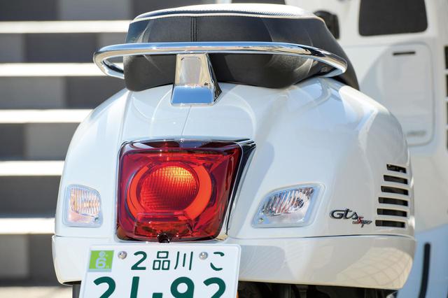 画像: 大きなサイズのテールランプは光源にLEDを採用し、被視認性を高めている。ウインカーは前後ともに、流麗なラインのボディへ埋め込まれたモダンなデザインだ。