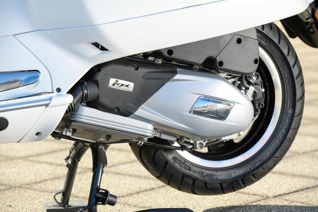 画像: 排気量155㏄のi-getエンジン。SOHC4バルブの水冷単気筒に最新のFIシステムを組み合わせて、最高出力14.4HPを発揮。GTSスーパー150の140㎏という車体を活発に走らせることが可能。燃費と静粛性に配慮したスタート&ストップ機能も備えている。