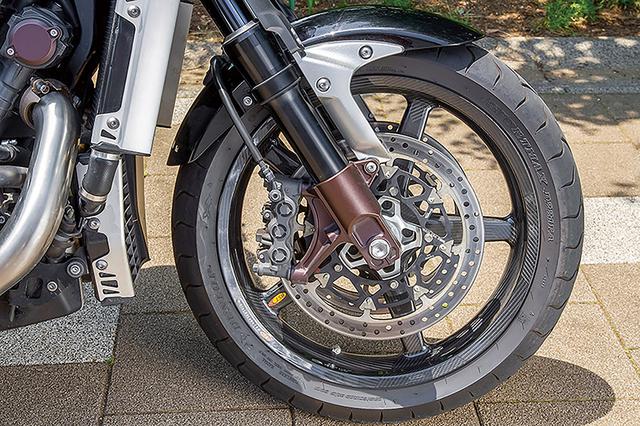 画像: φ52mmの極太インナーチューブを持つフロントフォークやリヤショック、フロントの6ピストンキャリパー、鋳造スイングアームにシャフトドライブなどはノーマルだ。フロントディスクはブレンボTドライブに変更。アクスルシャフトも前後PeOのクロモリ製に置換している。