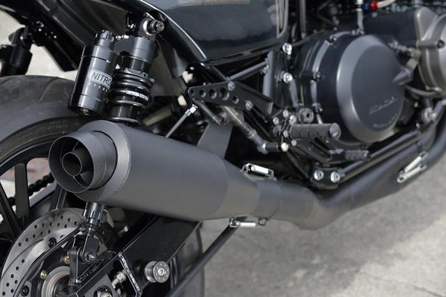 画像: 渋めの車体に動きを与えてくれるような形状のマフラーは、CB's鉄管(ベラスコタイプスチール管)のラストワンがセットされる。