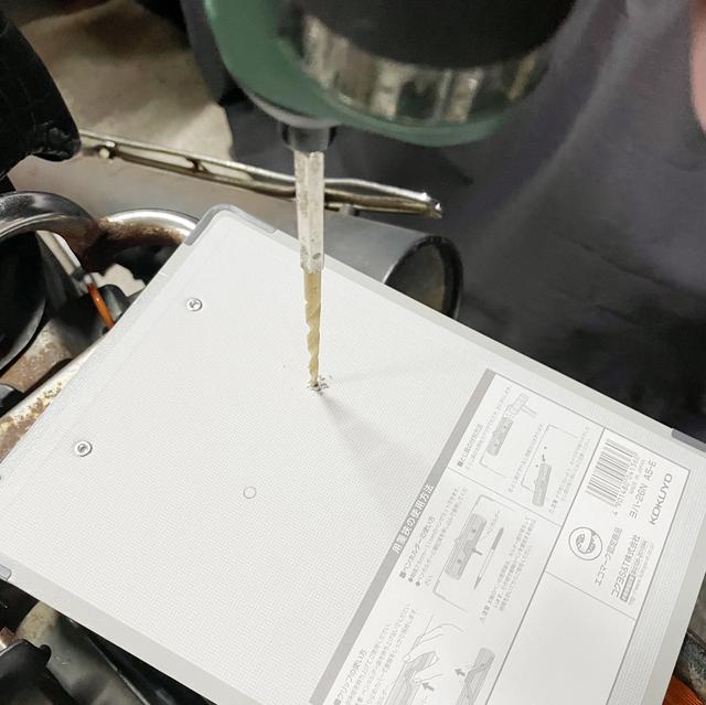 画像: で、ドリルで5mmくらいの穴を開けます。ボードが紙製なので、微妙にめんどい。