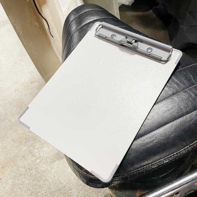 画像: 近所のホームセンターで買ったA5サイズのクリップボード。300円くらい。百均で買いたかったけど、A5は意外と見つからないのね。