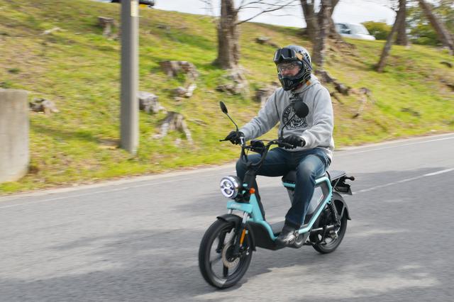 画像: ステップボードの左右に張り出しがあるおかげで、身長178cmの筆者でも窮屈さは感じなかった。