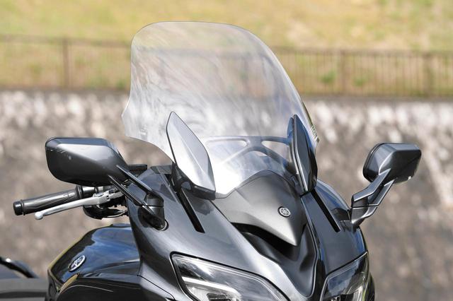 画像: 上下幅130mmまで可変する電動スクリーン。ハンドルポジションもシート高も可変式だ。
