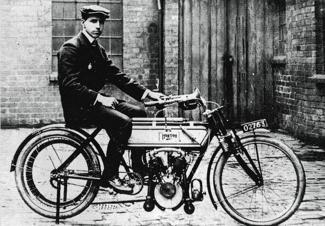画像: プジョー製Vツインエンジンを搭載したノートン(1907)