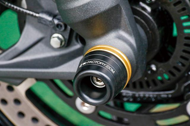 画像: フロントアクスルスライダーもK-FACTORYロゴ入りでジュラコン製。ベースプレートは特殊アルマイトのステイゴールドカラー仕上げ。