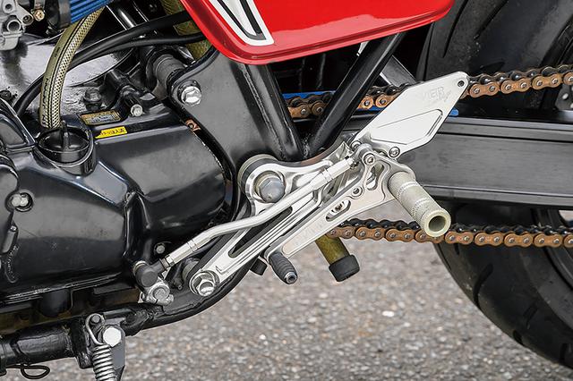 画像: アルミ削り出しのステップキットはオーヴァーレーシング、ドライブチェーンはEKの530サイズ(CB750Fノーマルの50サイズと同じ)だ。