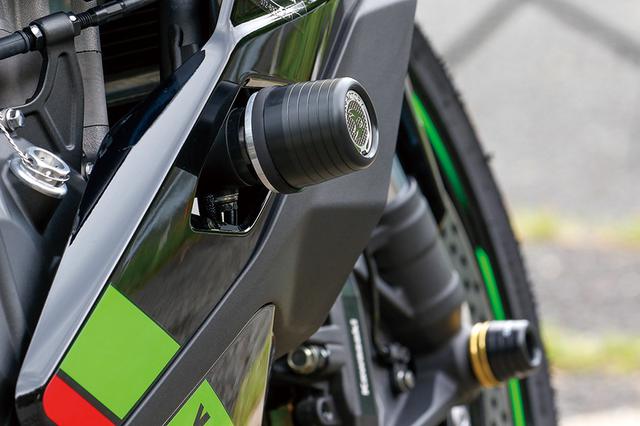 画像: ケイファクトリーのエンジンスライダーは、エンジンマウントを利用するタイプで、カウルを加工しなくても装着できる。Ninja ZX-25R SEと同SE KRT EDITIONはそのまま装着可、Ninja ZX-25R STDは別途純正部品が必要。スライダーはジュラコンを素材としてNC削り出しによって製作、ベースとの間に硬質ゴムを挟み込んで衝撃吸収性を高める機能性重視の構造。スライダーのスペアも販売する。