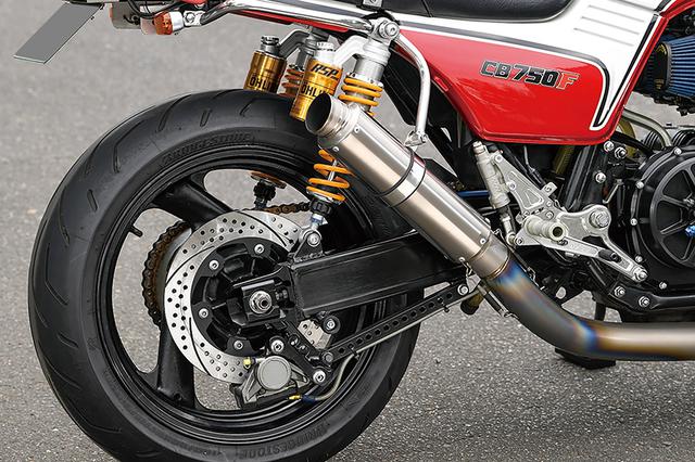 画像: リヤブレーキはXJR1200用対向2ピストンキャリパー+サンスター・プレミアムレーシングディスク(ホール&スリット)で構成される。