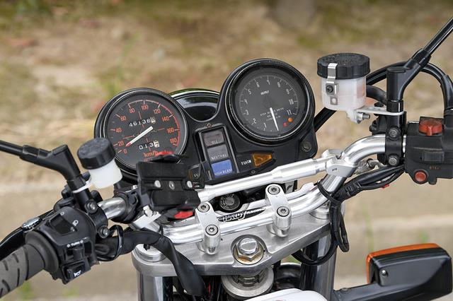 画像: ステアリングステムもXJR1200でハンドルバーはハーディー・ブランド。左右マスターはNISSINで、回転計はULTRA。右スイッチや他のメーターまわりはCB-Fノーマルを使う。ウインカーもCB-Fノーマルだが、これは安田商会のXJRフォーク対応マウントキットで違和感なくマウントされるものだ。