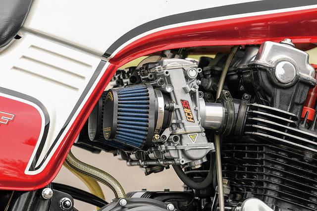 画像: キャブレターはFCRφ35mmをパワーフィルター仕様で装着。排気系には安田商会チタンフルエキゾーストを組み合わせる。