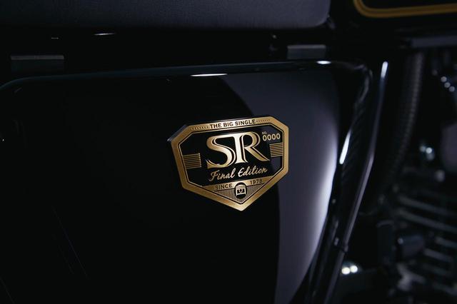 画像: リミテッドモデルのサイドカバーにはシリアルナンバー入りの「SR Final Edition」電鋳エンブレムが取り付けられる。