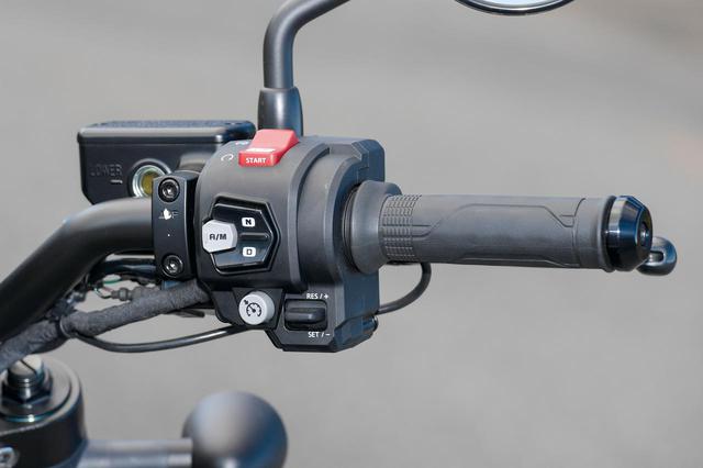 画像: スロットルバイワイヤを採用。写真のDCT車はモードスイッチのほか、クルーズコントロールと速度調整のスイッチも備わる。