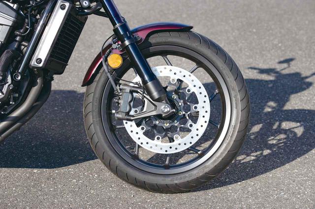 画像: ブレーキにはスポーツバイク顔負けのモノブロックのラジアルマウントキャリパーを採用、フォークには酸化チタンコートを施す。