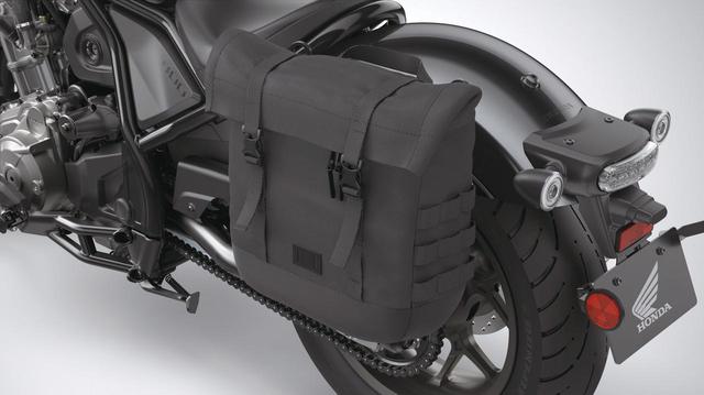 画像: サドルバッグ 左側 税込価格1万9800円 左側はマフラーがないため、大きめなバッグを装着できる。容量約14L。取り付けにはステー(税込3万4100円)が必要。