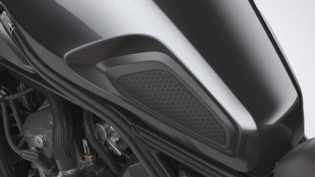 画像: タンクパッド サイド 税込価格4400円 ダイヤモンドカットパターンのサイドパッド。ニーグリップする際に燃料タンクを傷つけず、滑りにくくなる。タンク形状に合わせた専用デザインとなっている。