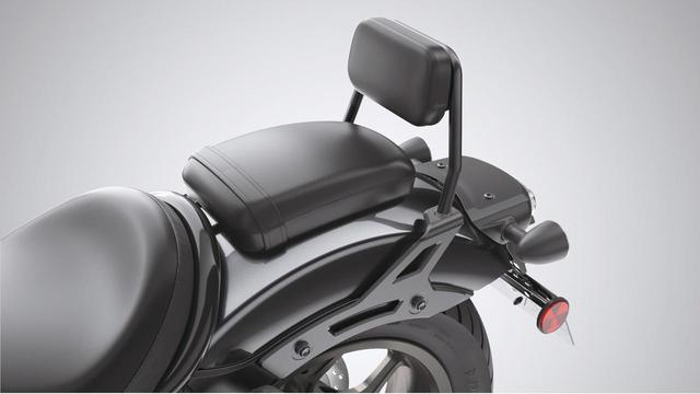 画像: バックレスト 税込価格1万6500円 タンデム時に重宝するロータイプのバックレスト。パッドは別売で税込6600円となる。