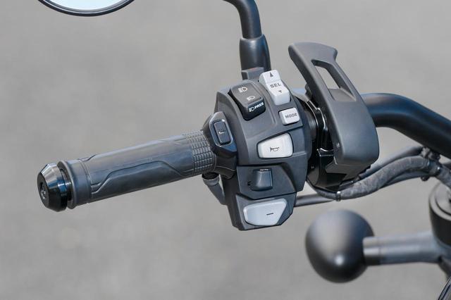 画像: DCT車 スイッチボックスは共通だが、DCTにはシフトボタンとパーキングブレーキが追加されている。
