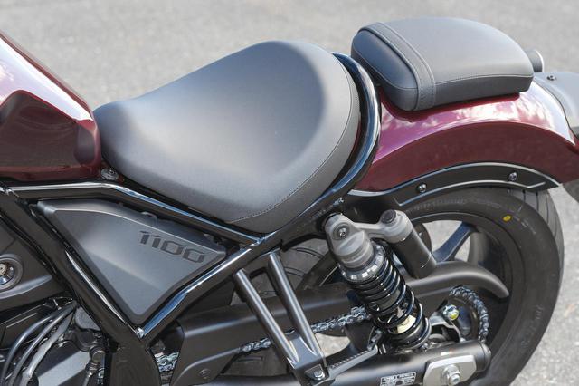 画像: レブル250と同様のサドルタイプのシート。加速時にはライダーをホールドし、ツーリングでも快適なクッション性を持たせている。