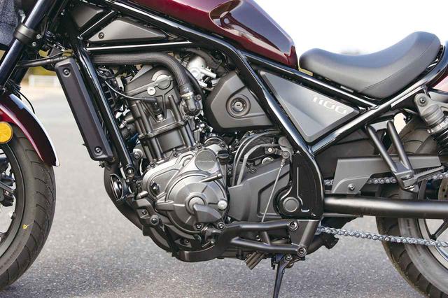 画像: こちらはマニュアル車のエンジン。クランクケース内蔵オイルタンク式ドライサンプ構造を採用し、マスの集中に貢献している。