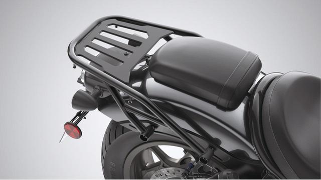 画像: リアキャリア 税込価格3万3000円 20mm径の鉄パイプを使用した、堅牢なリアキャリア。フック4か所つき、許容積載量3kg。ノーマル状態のレブルのリアシートは、シリーズを通じて積載がしにくい。快適なキャンプツーリングをしたければ、必須ともいえる装備だ。