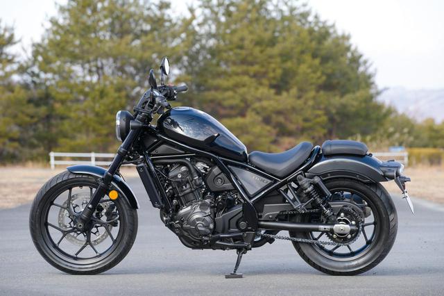 画像: Honda Rebel 1100/Rebel 1100 Dual Clutch Transmission 総排気量:1082cc エンジン形式:水冷4ストSOHC4バルブ並列2気筒 シート高:700mm 車両重量:223kg(DCTは233kg) 発売日:2021年3月11日(MTは5月13日) メーカー希望小売価格:税込110万円(DCTは121万円)