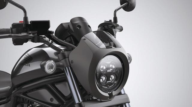 画像: ヘッドライトカウル 税込価格1万1000円 スポーティなイメージのミニカウル。取り付けにはステー(2万7500円)が必要。
