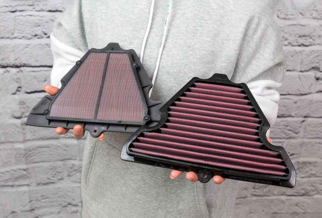 画像: 向かって左がニンジャ1000の純正品。DNA製品はエレメント部分をギリギリまで広げエレメントの折り返しも深くして吸入抵抗を減らしている。