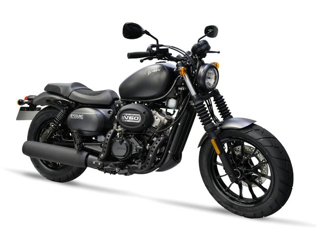 画像: HYOSUNG GV125S BOBBER (2021年モデル) 排気量:124.7cc エンジン形式:水冷4ストOHC3バルブV型2気筒 シート高:710mm 車両重量:165kg 発売日:2021年5月 メーカー希望小売価格:税込53万9000円