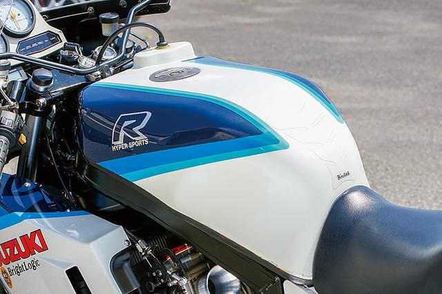 画像: アッパー/サイドカウルやサイドカバー、燃料タンクにミラーやウインカーはGSX-R1100(G)のノーマル。カラーリングも同様だ。