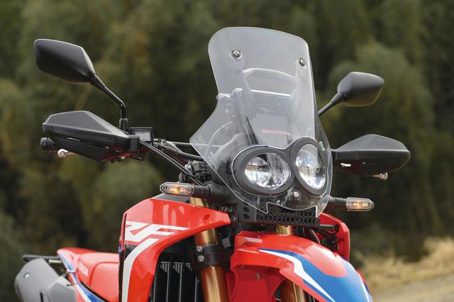 画像: ダカールラリーを制したワークスマシン・CRF450ラリーをイメージした独特のフロントマスクは継承。ヘッドライトはLED。